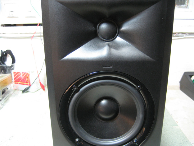 Η μπροστινή όψη ενός Studio monitor JBL LSR-305